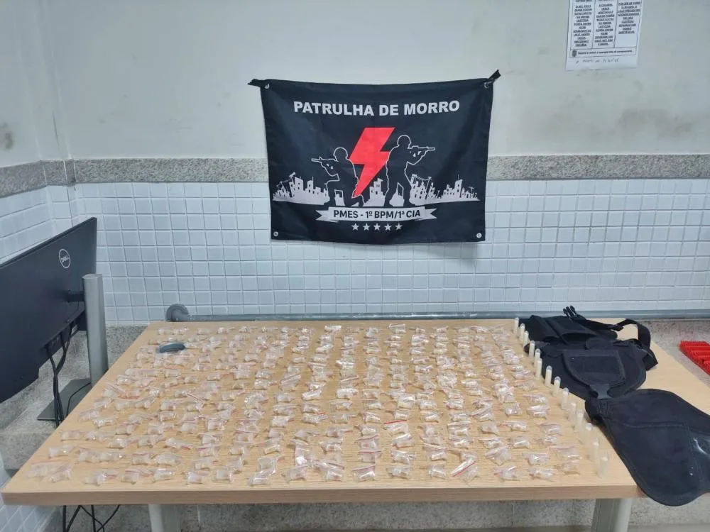 Homem é preso com pinos de crack e cocaína na Vila Rubim, em Vitória