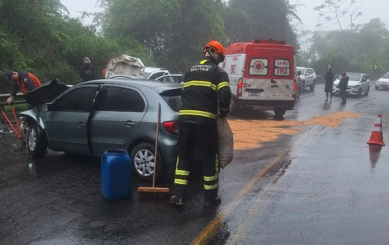 Acidente envolvendo dois carros deixa quatro pessoas feridas na manhã deste sábado na BR-262, em Domingos Martins