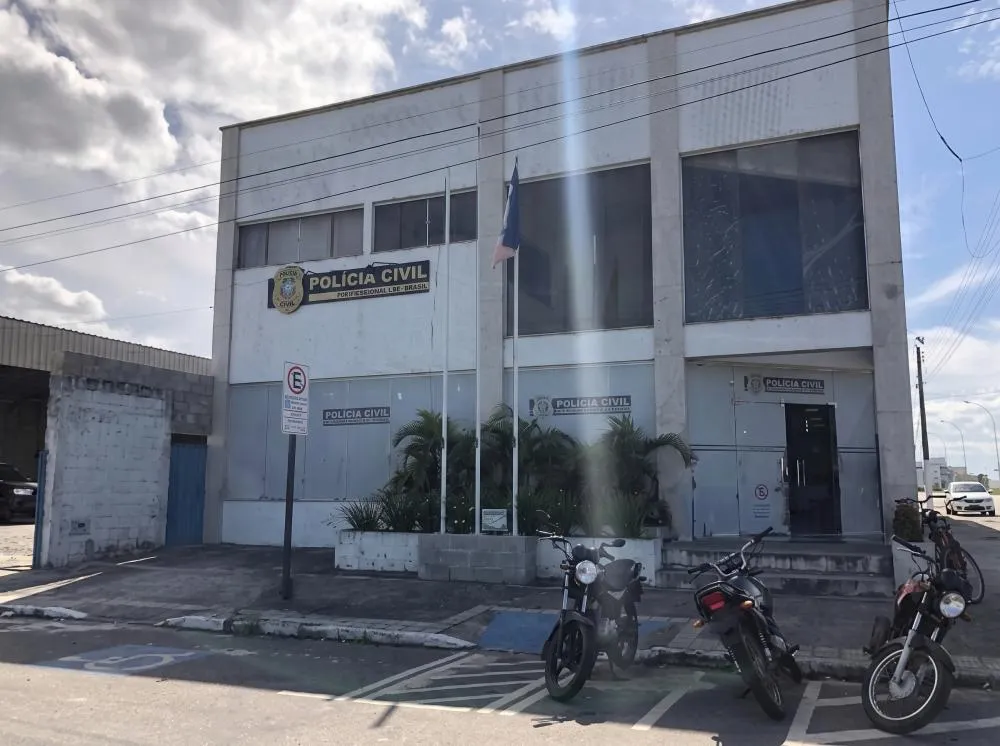 Homem é preso após fazer pai e filha de 2 anos reféns com faca no Norte do Estado